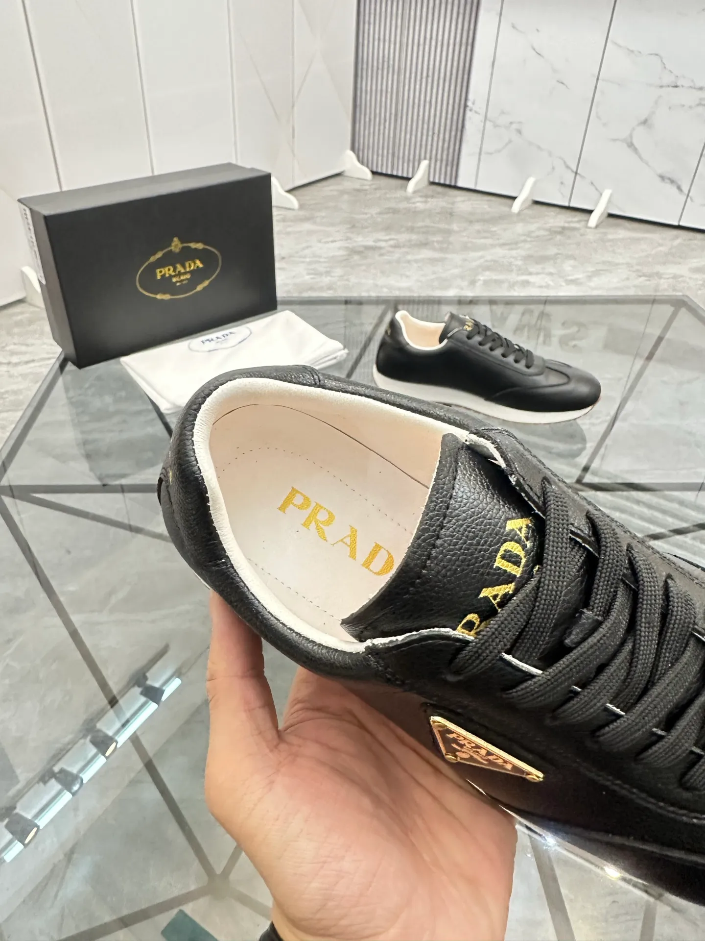Men's shoes: 💰P420¥ Product trademark: Prada *"Prada*" low-top casual shoes Regular size: 38-44 (can be customized to 45) Product materials: imported cowhide upper, sheepskin lining, original outsole. Number: 020